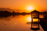 Fototapeta Pomosty - Zachód słońca nad jeziorem