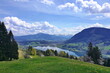 Malerische Landschaft am Großen Alpsee mit Bergen, Wiesen, Wäldern und einem imposanten Wolkenhimmel. Immenstadt im Allgäu, Oberallgäu, Schwaben, Bayern, Deutschland.