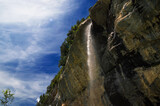 Fototapeta Pomosty - Wodospad w Alpach Berneńskich w Szwajcarii obok jeziora Oeschinen