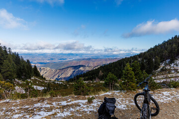 VTT dans la montagne enneigée dominant la plaine