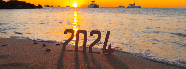 Wall Mural - Panorama d'un lever de soleil sur une plage des Caraïbes et les chiffres 2024. Bonne année 2024 sur une plage tropicale.	