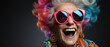 Einzigartiger Stil: Graue und bunte Haare bei einer glücklichen Seniorin