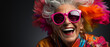 Stilvolle Ältere: Buntes Neon-Outfit und lustige Sonnenbrille