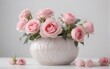 Florero color blanco con rosas rosas sobre fondo blanco 
