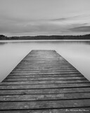 Fototapeta  - Pomost nad jeziorem w pochmurny dzień