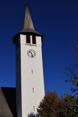 Poster - Blick auf den Kirchturm der Katholischen Christkönigskirche im Zentrum von Titisee-Neustadt im Schwarzwald	