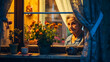 Femme âgée seule regardant par la fenêtre le soir