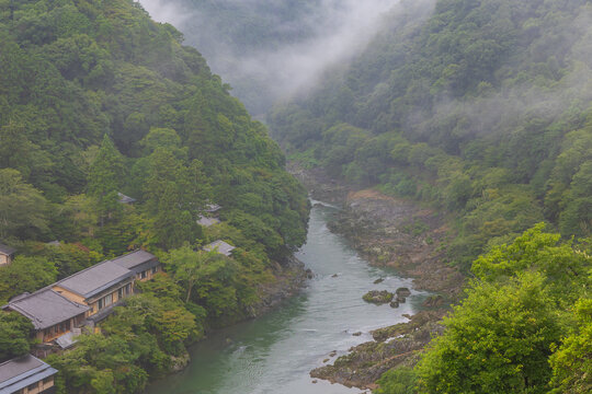 日本の風景　京都嵯峨嵐山　雨に煙る嵐峡