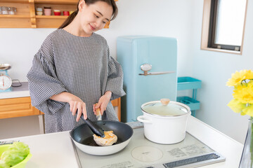 Wall Mural - 料理をする女性