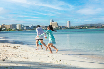 Sticker - 砂浜ではしゃぐ子ども　children playing on the beach