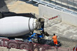 operaio addetto a una betoniera durante la costruzione di un viadotto
