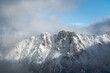 Droga powrotna z Szpiglasowej Przełęczy do Morskiego Oka. Widok na tatrzańskie szczyty Tatr Wysokich wyłaniających się z pośród chmur. 