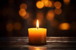Einzige Glut: Einzelne Kerze mit bezauberndem Bokeh für eine atmosphärische Lichtstimmung