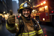 Sicherheit und Heldenmut: Lächelnder Feuerwehrmann mit Daumen nach oben signalisiert positive Rettungsbereitschaft