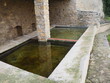 antiguo lavadero de piedra de la villa medieval de conesa con dos compartimentos, uno para lavar y otro para aclarar divididos por una columna, tarragona, españa, europa