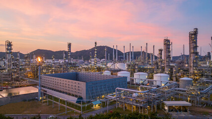 Canvas Print - Oil and gas industrial refinery at twilight, Oil refinery and Petrochemical plant pipeline steel, Refinery factory oil storage tank and pipeline steel at night.