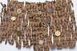Monety leżą na papierowym wypełniaczu do paczek kurierskich 