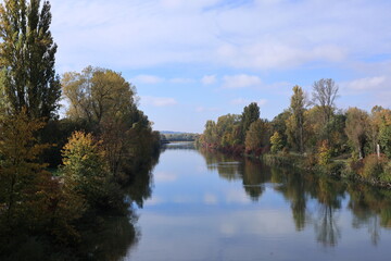 Poster - Der Fluss Isar bei Landau an der Isar im Herbst