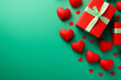 Fondo  verde con copyspace con regalos y corazones de san Valentín en una esquina de la imagen.