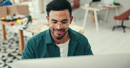 Aufkleber - Face, small business and computer with designer man in office for creative planning or artistic project at a desk. Smile, glasses and happy entrepreneur in a startup workplace for employment