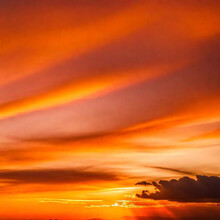 Hermoso Atardecer, Puesta De Sol, Cielo Con Nubes, Colores Degradados En Tonos Naranja. Crepusculo, Rayos Del Sol Al Atardecer.
