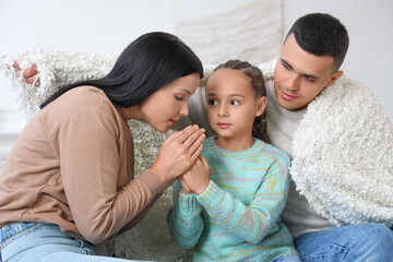 Sticker - Frozen family with lack of heating warming hands at home