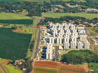 Imagem aérea de bairro residencial com condomínios, casas, vegetação e loteamentos sendo construídos na cidade de Paulínia SP (Paulinia) interior de São Paulo. 