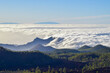Chmury przepływające pomiędzy wzniesieniami w parku narodowym Teide, Teneryfa