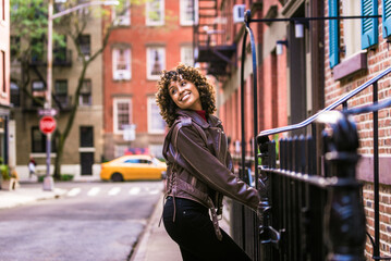 Wall Mural - Pretty african american woman wearing fashionable stylish clothing in New York - Portrait of pretty adult black female strolling in the city