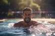Retrato de un hombre blanco practicando natación en una piscina exterior.