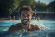 Retrato de un hombre blanco practicando natación en una piscina exterior.