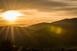 Ausblick von Haus im Wald zu dem Berg Brotjacklriegel im Bayerischen Wald bei Grafenau in Niederbayern während Sonnenuntergang und goldene Stunde, Deutschland