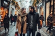 couple amoureux faisant ses achats de Noël dans les rues piétonnes et commerçantes d'un centre ville décoré pour les fêtes de fin d'année