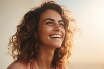 Aufkleber - A woman with curly hair smiles at the camera. Perfect for lifestyle and beauty concepts