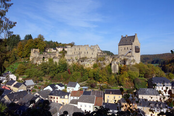 Wall Mural - Fels in Luxemburg mit Burg Larochette