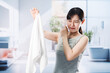 洗濯物の匂いを嗅ぐ女性