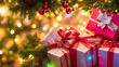 Gros plan de coffrets cadeaux de Noël colorés placés devant un arbre de Noël très lumineux en arrière-plan, beaucoup de lumières bokeh