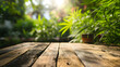 Natürliche Produktpräsentation: Holztisch für Hanfprodukten und unscharfer Cannabis-Pflanze im Hintergrund