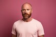 © Iigo - Portrait of a bearded man in a pink t-shirt.