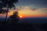 Fototapeta Fototapeta z niebem - Widok na zachód słońca ze wzgórza, piękne niebo i wieczorne chmury