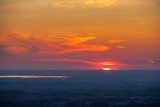 Fototapeta Niebo - Widok na zachód słońca ze wzgórza, piękne niebo i wieczorne chmury