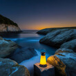 Farol encendido sobre una roca frente al mar junto a la costa con un anochecer y puesta de sol de fondo