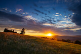 Fototapeta Fototapety do pokoju - Widok na piękny zachód słońca, górzysty krajobraz