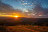 Fototapeta Do pokoju - Widok na piękny zachód słońca, górzysty krajobraz