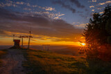 Fototapeta Fototapety do pokoju - Widok na piękny zachód słońca, górzysty krajobraz