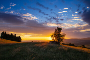 Fototapeta widok na piękny zachód słońca, górzysty krajobraz
