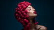 Sinnliches Portrait einer Frau im Halbprofil mit roten Lippen und Frisur aus Himbeeren vor dunklem Hintergrund. Surreale Illustration