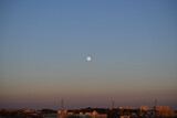 Fototapeta Lawenda - 夕暮れの月、年の瀬の満月