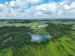 jezioro o przezroczystej wodzie pośród lasu oraz odbijające niebo, ekologiczny ekosystem, czyste powietrze, czysta woda,  świeże powietrze, las oraz woda 