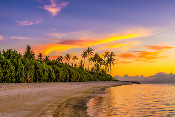 Wall Mural - Scenic view of dramatic golden sunset in Maldives